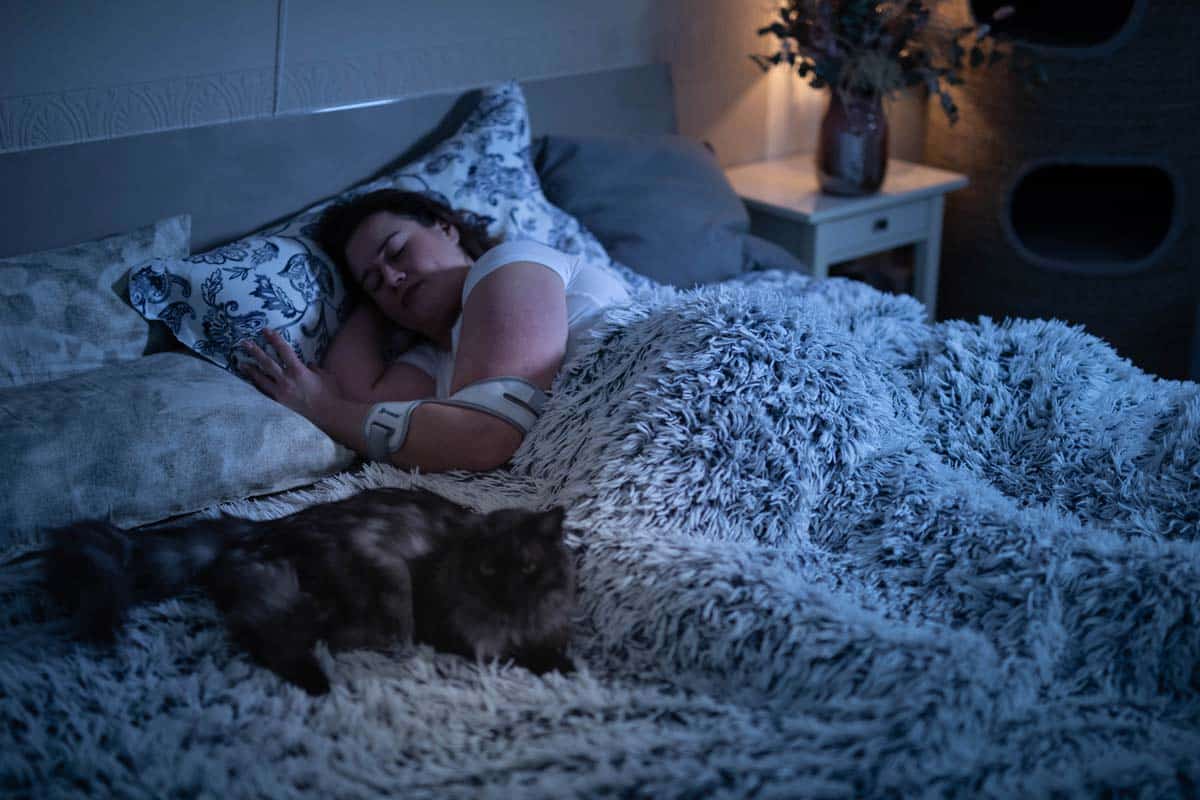 Masalo_cuff_against_tennis_arm_golfer's_arm_mouse_arm_epicondylitis_woman_wears_when_sleeping_at_night_masalo_cuff_against_tennis_arm Woman wears Masalo cuff at night against tennis elbow, golfer's elbow, mouse elbow